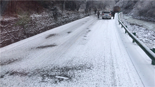 是的，韓國(guó)首都圈和江原道地區(qū)普降大雪。這場(chǎng)大雪對(duì)當(dāng)?shù)亟煌ê途用裆钤斐闪艘欢ǖ挠绊?。?jù)報(bào)道，大雪導(dǎo)致道路濕滑，能見(jiàn)度降低，給交通出行帶來(lái)了很大的不便。此外，大雪還可能導(dǎo)致部分地區(qū)出現(xiàn)停電和房屋受損等情況。，針對(duì)這種情況，當(dāng)?shù)卣呀?jīng)采取了一系列應(yīng)對(duì)措施，包括加強(qiáng)交通管制、清理積雪、保障居民生活必需品供應(yīng)等。同時(shí)，也提醒廣大市民注意防寒保暖，減少不必要的出行，確保自身安全。，如果您正在韓國(guó)旅行或居住，請(qǐng)關(guān)注當(dāng)?shù)靥鞖忸A(yù)報(bào)和新聞資訊，以便及時(shí)了解相關(guān)情況并做好應(yīng)對(duì)措施。