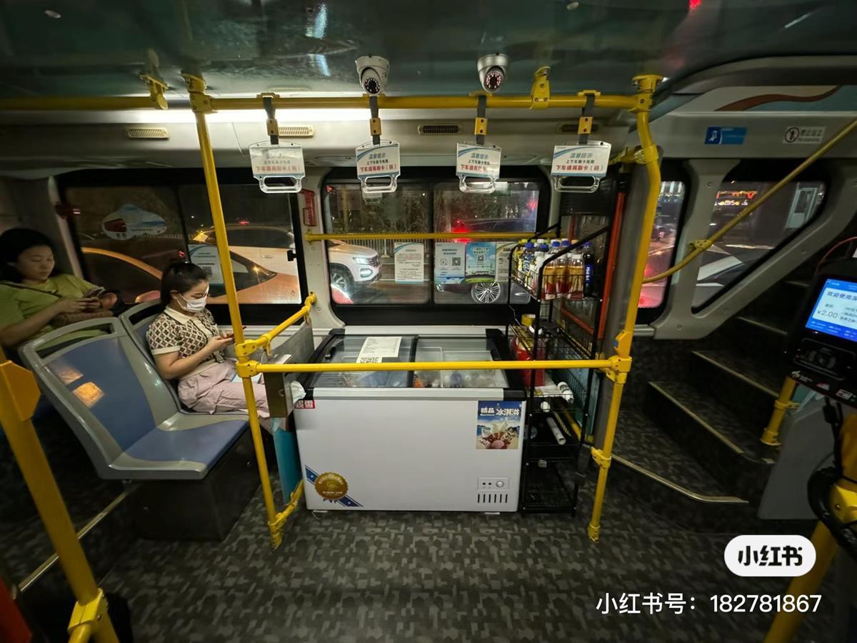 深圳一公交車賣自助快餐