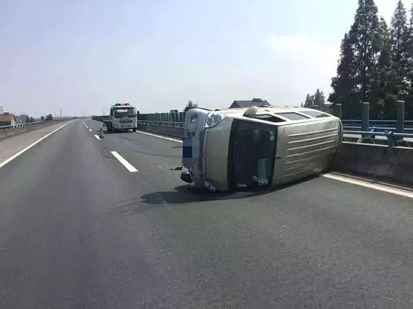 男子路遇“無(wú)頭”貨車行駛在路上