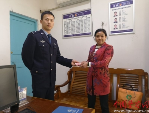 女生送十面錦旗感謝警察幫找回手機(jī),高效解答解釋定義_老版96.49.99